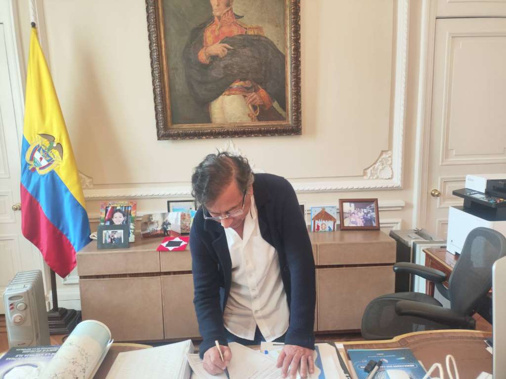 El presidente Gustavo Petro compartió una imagen en la que se le ve firmando el decreto para convocar la consulta popular.