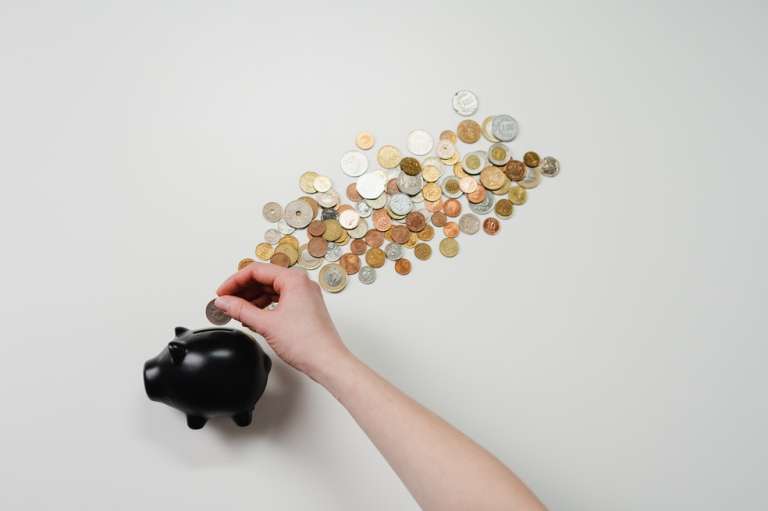 Virgo
Los Virgo son controladores en todos los aspectos de su vida, desde sus amigos hasta su forma de vestir. Por supuesto, el área financiera no escapa a esta supervisión extrema. Las personas nacidas bajo este signo tienen presupuestos muy exigentes y la forma en que gastan son bastante medidas.
Si deben gastar de más lo harán, pero eso significará apretar el cinturón el siguiente mes hasta compensar el desbalance. No invertirán en objetos u experiencias que no les aporten funcionalidades claras. Así que para salir de viaje o hacer un plan espontaneo es mejor avisarles con suficiente tiempo de anticipación.