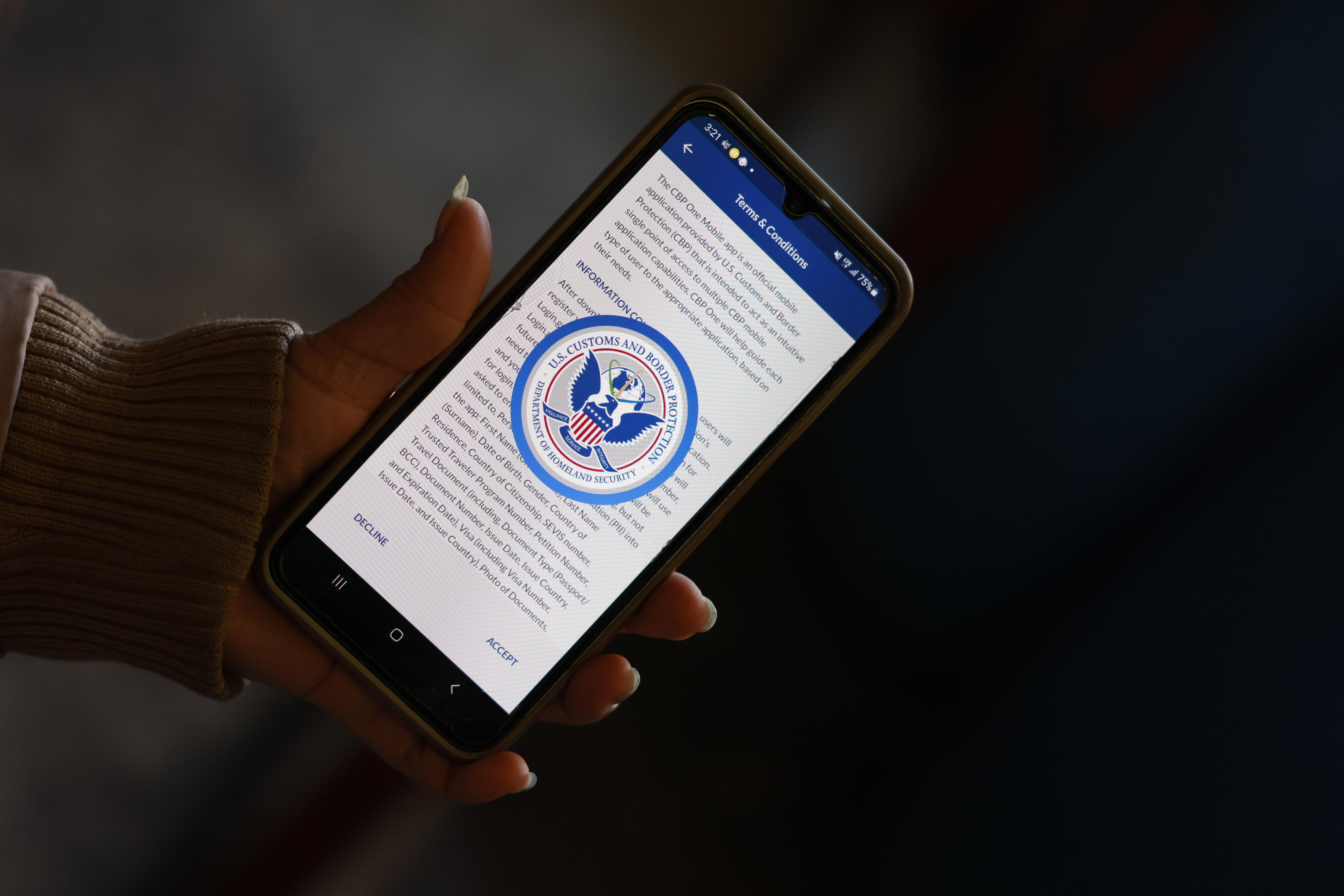 Tijuana (Mexico), 18/12/2024.- A woman from El Salvador, who did not want to be named, poses with the CBP One mobile app on her phone at the Movimiento Juventud 2000 migrant shelter in Tijuana, Mexico, 18 December 2024. After waiting for 10 months, 6 months in Tapachula and 4 months in Tijuana, she has been approved for an appointment through U.S. Customs and Border Protection (CBP) to enter the United States as an asylum seeker. On 17 December 2024, US President Joe Biden announced stricter asylum rules that finalize restrictions on deciding asylum eligibility and enable immigration officers to decide on cases during initial interviews. (Estados Unidos) EFE/EPA/CAROLINE BREHMAN