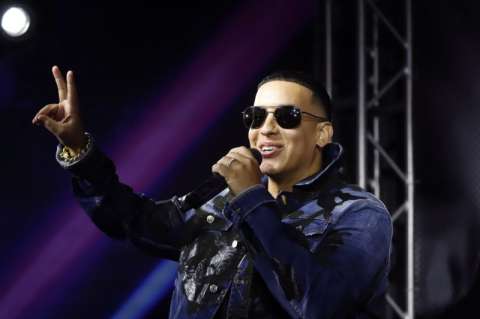 Video: En concierto de Daddy Yankee se incendió el techo y tuvieron que detenerlo