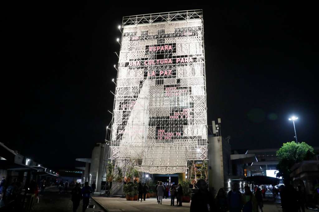 FOTODELDÍA AME2713. BOGOTÁ (COLOMBIA), 26/04/2025.- Fotografía de la entrada al pabellón de España en la XXXVII Feria Internacional del Libro de Bogotá (FILBo 2025) este viernes, en el recinto ferial de Corferias en Bogotá (Colombia). La literatura que viaja sobre ruedas es la inspiración del pabellón de España en la Feria Internacional del Libro de Bogotá (FILBo), donde el país europeo, como invitado de honor, rinde tributo a las bibliotecas ambulantes que fueron las portadoras de libros a los rincones más aislados.EFE/ Carlos Ortega

