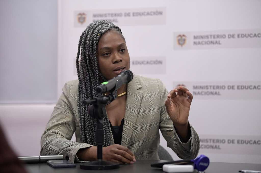 Viceministra de Educación Superior, en rueda de prensa explicando la Política de Gratuidad de las universidades públicas.