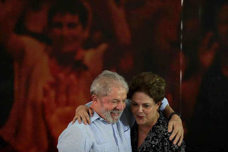 El ex presidente brasileño Luiz Inácio Lula da Silva abraza a la también exmandataria Dilma Rousseff durante una reunión en Sao Paulo (Brasil). El Partido de los Trabajadores (PT) inició hoy una "reunión histórica" para reafirmar la candidatura del expresidente Luiz Inácio Lula da Silva, condenado en segunda instancia por corrupción, según dijo hoy la presidenta de la formación / Gleissi Hoffmann - EFE