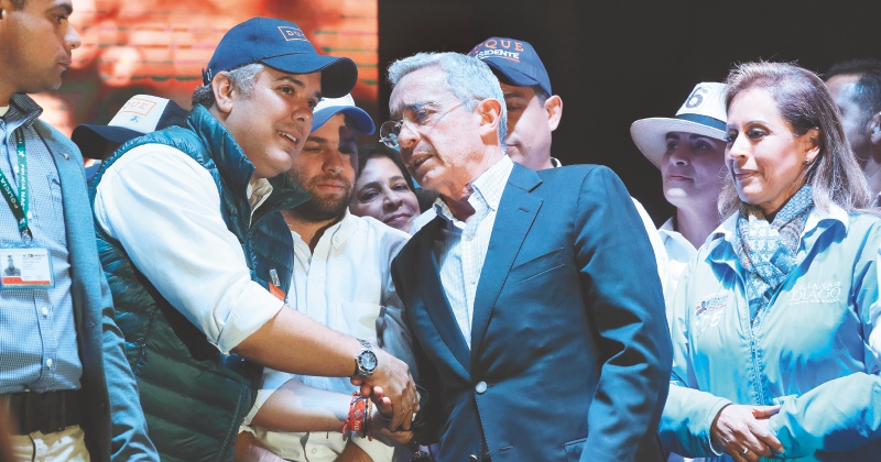 Uribe le sugirió esta semana a Duque enderezar el camino del país, pues de lo contrario “nos va a ir muy mal”. / EFE