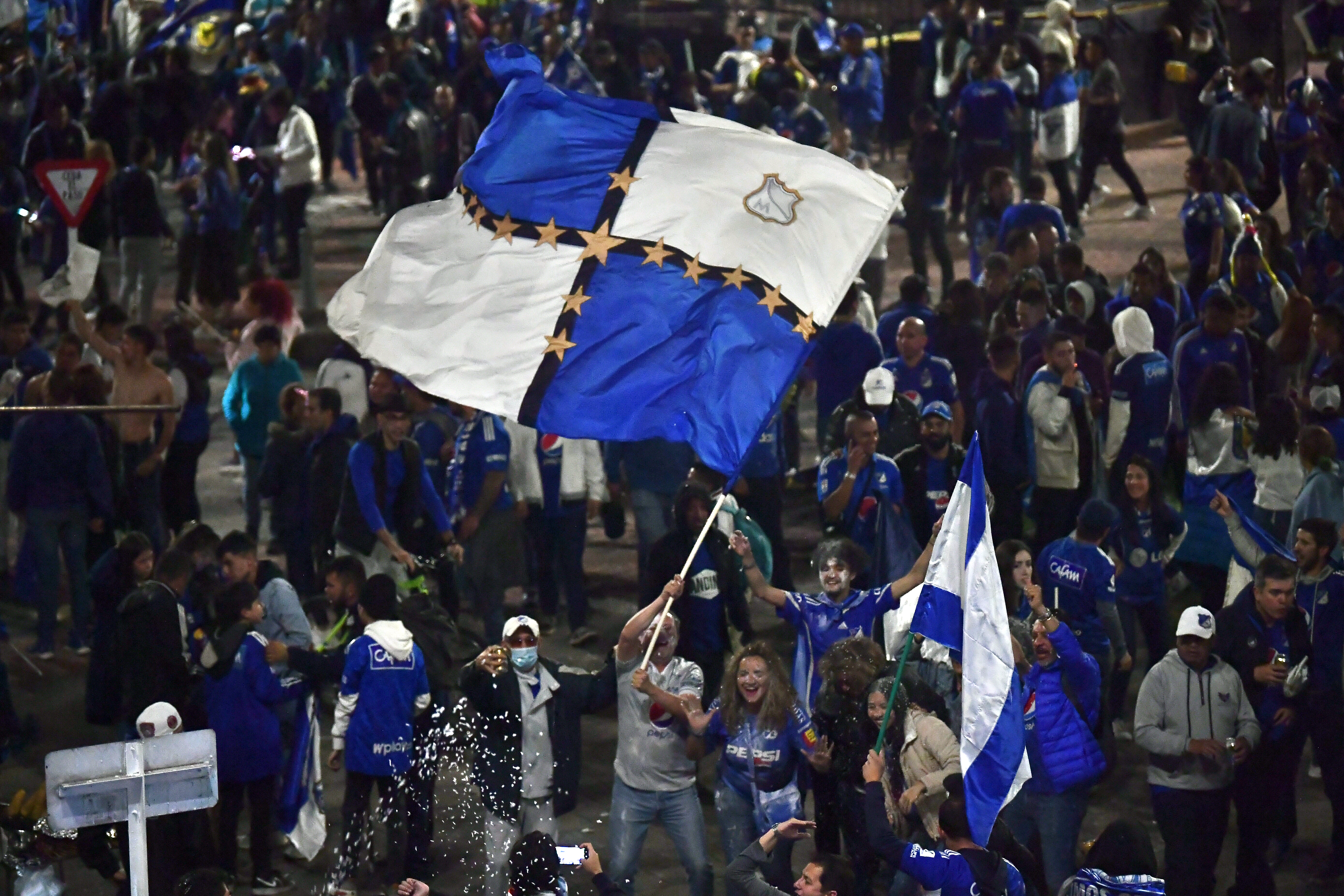 Imágenes de la hinchada de Millonarios celebrando con canticos, espuma, harina y pólvora la obtención de la estrella 16 tras vencer a Nacional.