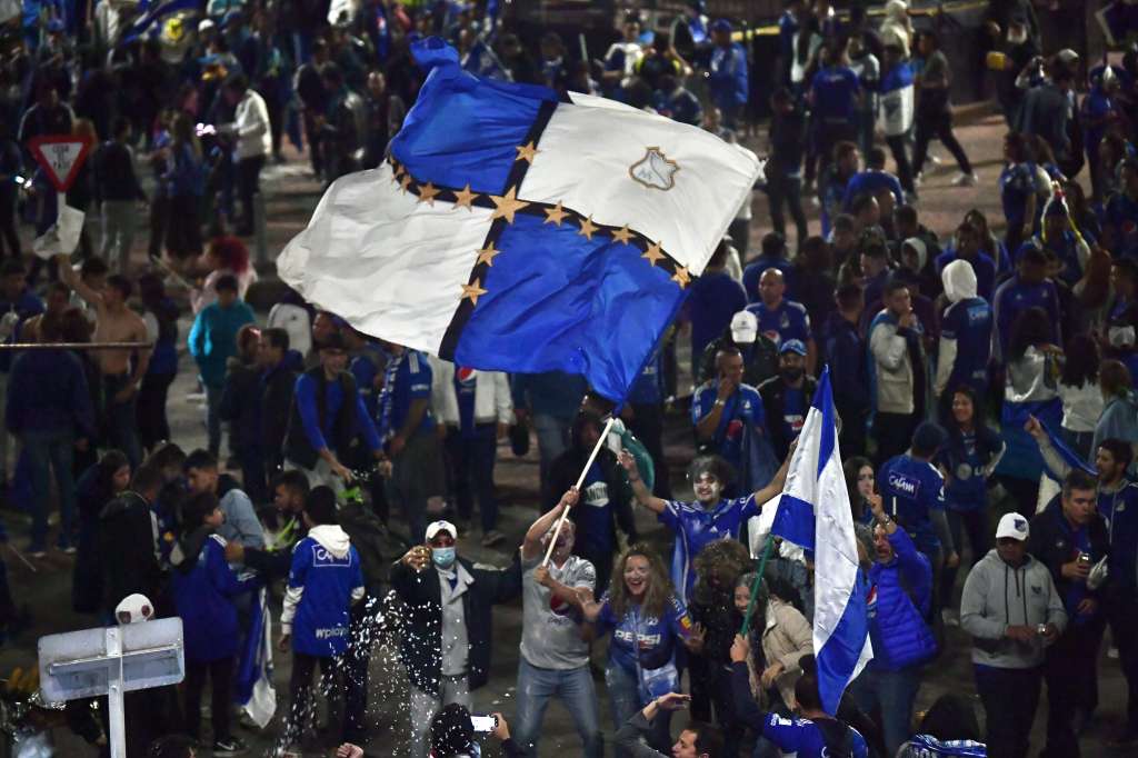 Imágenes de la hinchada de Millonarios celebrando con canticos, espuma, harina y pólvora la obtención de la estrella 16 tras vencer a Nacional.