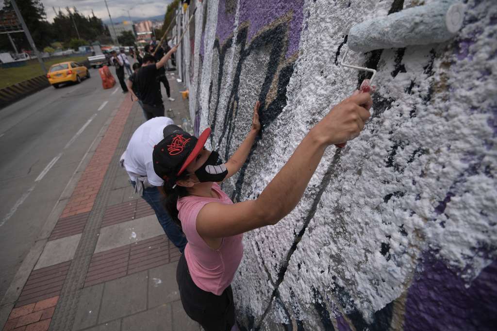 Mural pintado por un grupo de personas al noroccidente de Bogotá, tras los recientes hechos de violencia como el homicidio de Javier Ordóñez, los trágicos hechos del pasado 9 y 10 de septiembre durante las protestas en Bogotá y la muerte de Juliana Giraldo a manos de un soldado del Ejército en la vía Miranda, en Cauca.