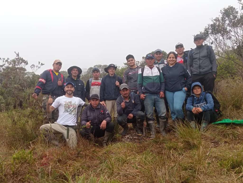 Parte del equipo que estaba esperando al oso en el PNN Tamá.
