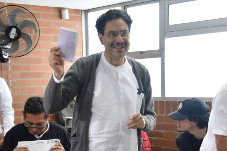 Sobre las 11 de la mañana, el senador y precandidato Iván Cepeda llegó al colegio CELCO San Lucas, en Kennedy, localidad al suroccidente de Bogotá, donde votó en la mesa número uno (de dos habilitadas).