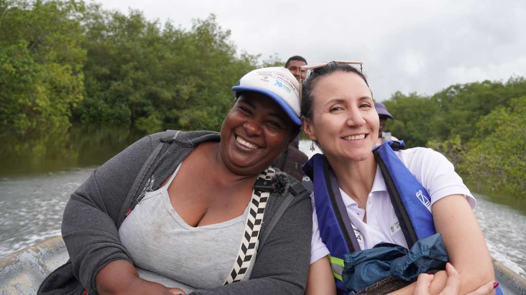 Ivanny Plaza, presidenta de Asmudepaz, y Sandra Bermúdez, directora de la Coordinación Interinstitucional de APC Colombia.