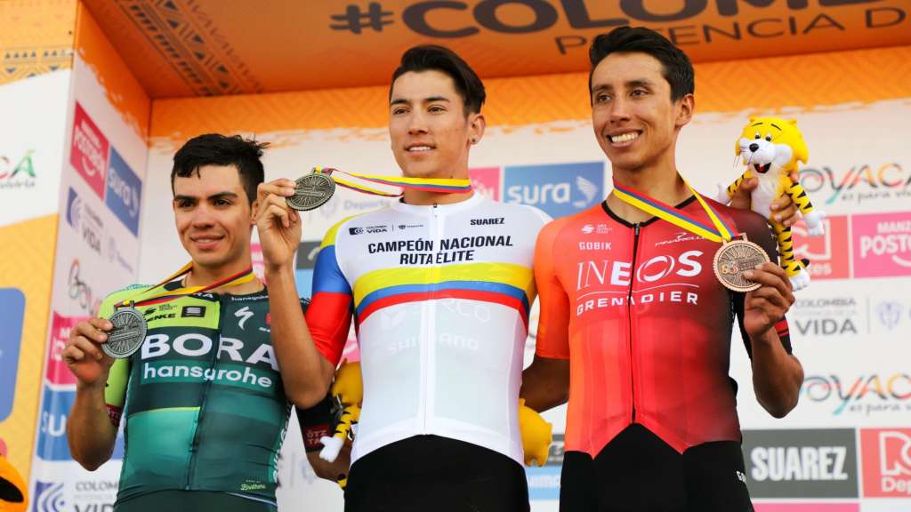 En 2024, en la prueba de fondo, Alejandro Osorio (cent.) fue el campeón, mientras que Sergio Higuita (izq.) fue plata y Egan Bernal fue bronce.