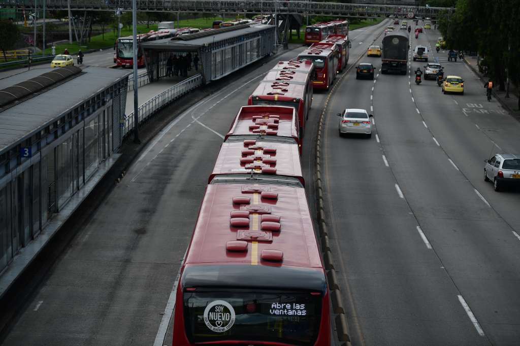 Aglomeraciones en portales, estaciones y buses del sistema de Transmilenio durante la cuarentena por Covid-19.