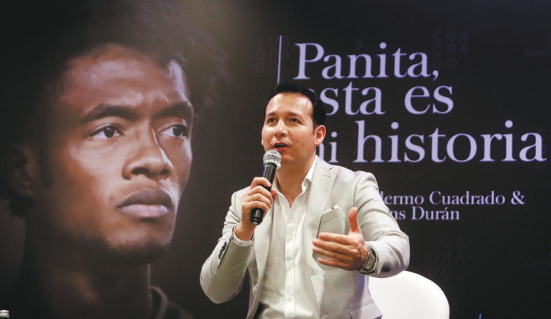 MED200. MEDELLÍN (COLOMBIA), 26/05/2021.- El escritor Jeins Durán participó de la presentación de su libro "Panita, esta es mi historia y quiero compartirla contigo" del futbolista Juan Guillermo Cuadrado, en Medellín (Colombia). EFE/ Luis Eduardo Noriega
