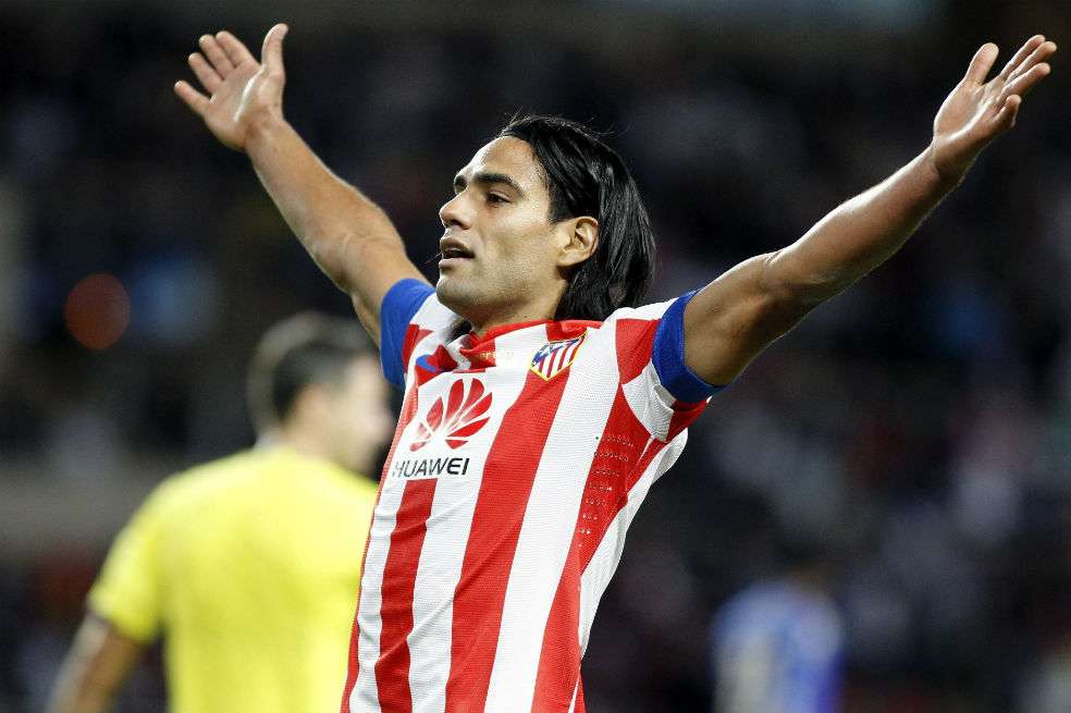 El colombiano Falcao García no se cansa de celebrar. Ayer anotó tres goles y completó 42, en 53 partidos jugados con el Atlético de Madrid. / EFE