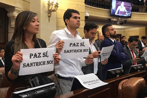 La Alianza Verde protestó a la llegada de "Santrich" al Congreso. / Captura de pantalla de Twitter
