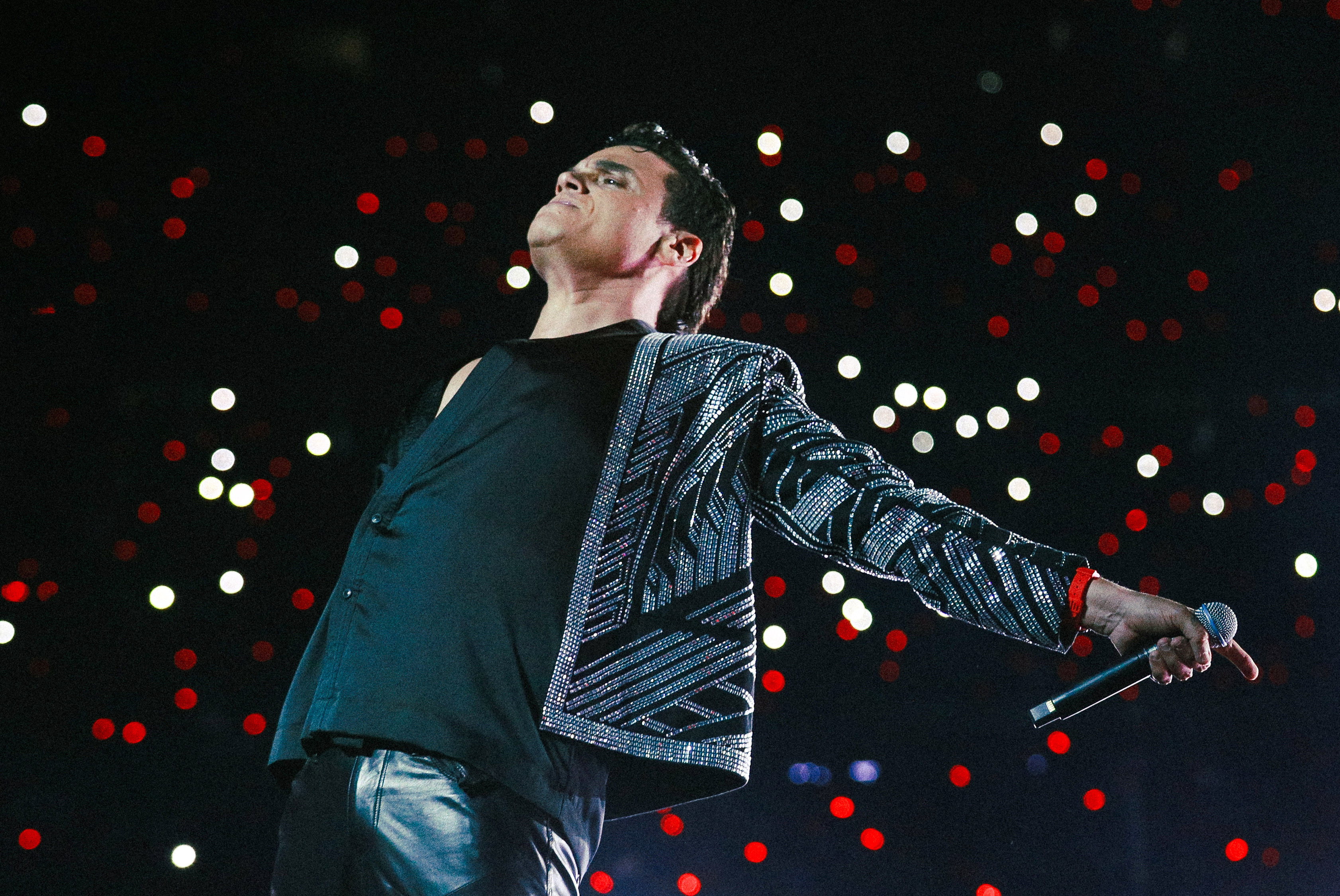 BOG700. BOGOTÁ (COLOMBIA), 19/05/2024.- Fotografía cedida por José Ricardo Maestre que muestra al cantante colombiano Silvestre Dangond durante un concierto este sábado en Bogotá (Colombia). Dangond hizo sentir la noche de este sábado el poder del vallenato en el estadio bogotano El Campín con un concierto apoteósico en el que estuvo acompañado de otras figuras como Carlos Vives y Fonseca, con actuaciones que llevaron al delirio al 'silvestrismo'. EFE/José Ricardo Maestre/SOLO USO EDITORIAL/SOLO DISPONIBLE PARA ILUSTRAR LA NOTICIA QUE ACOMPAÑA (CRÉDITO OBLIGATORIO)