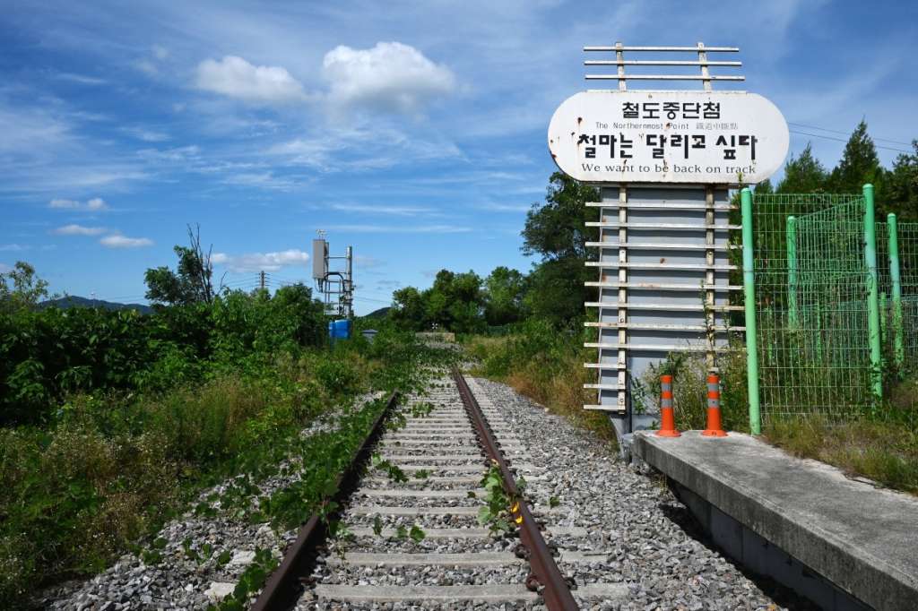 Vías del tren en la estación de Baengmagoji, en Cheorwon (provincia de Gangwon, Corea del Sur), cerca de la zona desmilitarizada que separa a Corea del Norte de Corea del Sur.