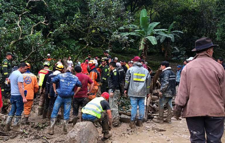 AME3917. QUETAME (COLOMBIA), 18/07/2023.- Fotografía cedida por la Policía Nacional de Colombia que muestra a miembros de organismos de rescate y habitantes en la zona donde ocurrió una avalancha en Quetame, Cundinamarca (Colombia). Al menos seis personas muertas, seis heridos y varios desaparecidos dejó una avalancha de barro y agua ocurrida en la localidad de Quetame, en el departamento colombiano de Cundinamarca, situado en el centro del país, tras las fuertes lluvias del lunes, informaron este martes fuentes oficiales.EFE/ Policía De Colombia / SOLO USO EDITORIAL/ SOLO DISPONIBLE PARA ILUSTRAR LA NOTICIA QUE ACOMPAÑA (CRÉDITO OBLIGATORIO) MÁXIMA CALIDAD DISPONIBLE