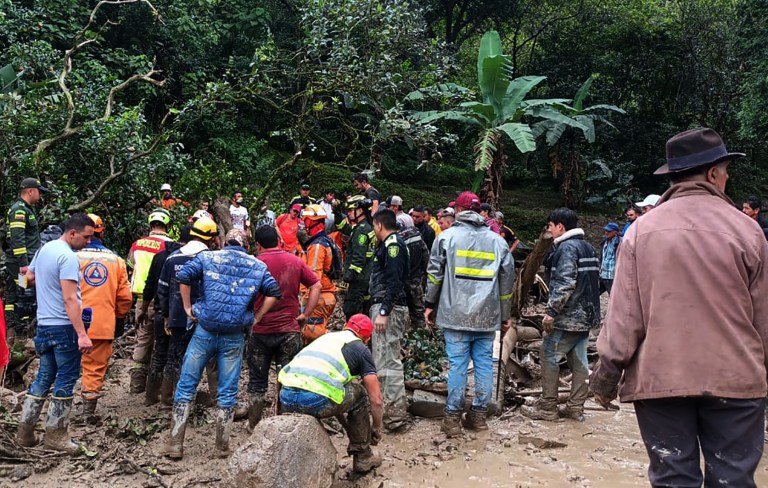 AME3917. QUETAME (COLOMBIA), 18/07/2023.- Fotografía cedida por la Policía Nacional de Colombia que muestra a miembros de organismos de rescate y habitantes en la zona donde ocurrió una avalancha en Quetame, Cundinamarca (Colombia). Al menos seis personas muertas, seis heridos y varios desaparecidos dejó una avalancha de barro y agua ocurrida en la localidad de Quetame, en el departamento colombiano de Cundinamarca, situado en el centro del país, tras las fuertes lluvias del lunes, informaron este martes fuentes oficiales.EFE/ Policía De Colombia / SOLO USO EDITORIAL/ SOLO DISPONIBLE PARA ILUSTRAR LA NOTICIA QUE ACOMPAÑA (CRÉDITO OBLIGATORIO) MÁXIMA CALIDAD DISPONIBLE