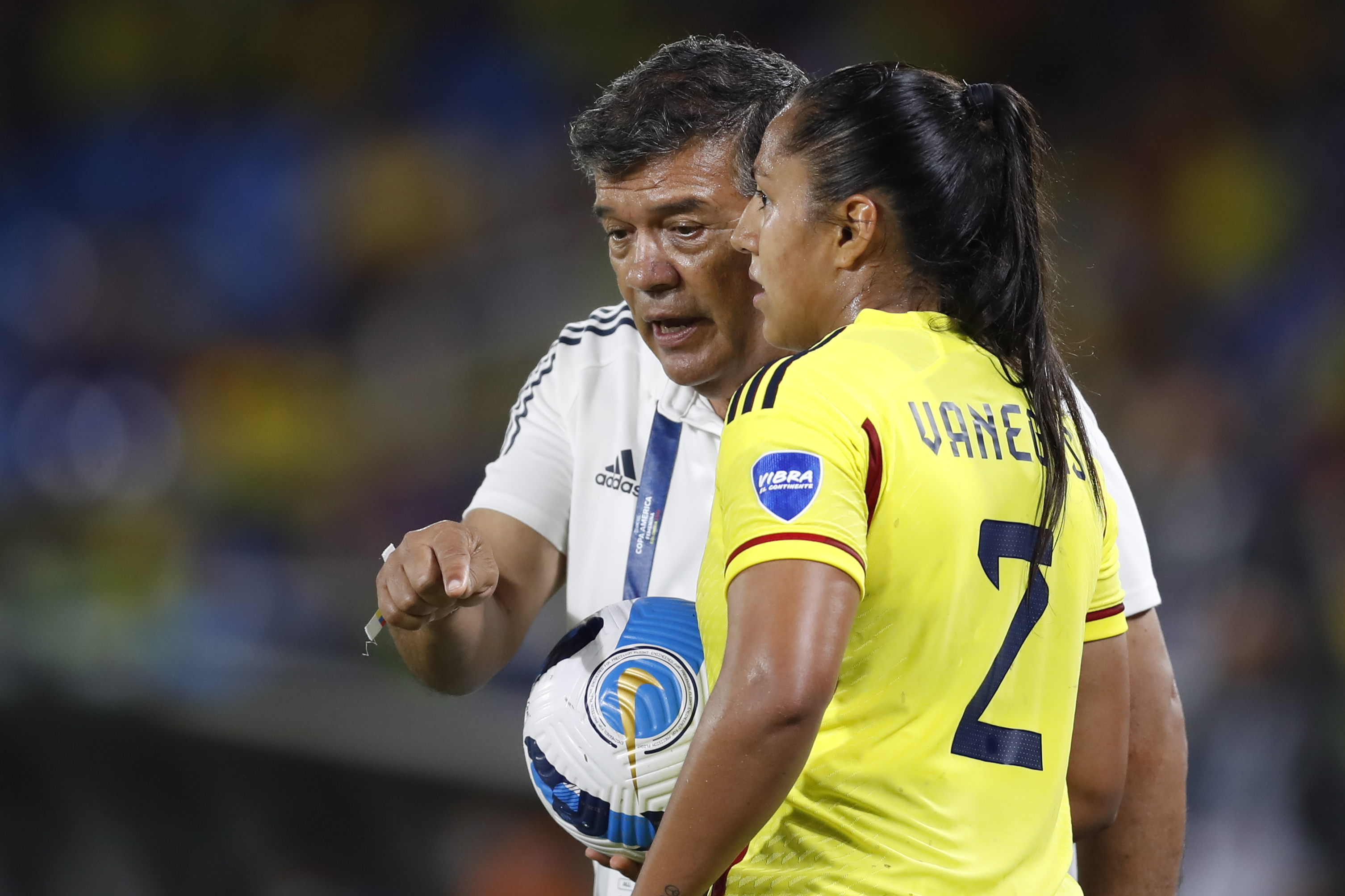 AMDEP3155. CALI (COLOMBIA), 11/07/2022.- El entrenador de Colombia Nelson Abadia (i) da instrucciones a Manuela Vanegas ante Bolivia hoy, en un partido del grupo A de la Copa América Femenina en el estadio Pascual Guerrero en Cali (Colombia). EFE/Ernesto Guzmán Jr.