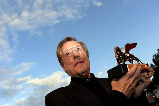 VFF96. VENECIA (ITALIA), 29/08/2013.- El director de cine estadounidense William Friedkin posa con su León de Oro a la carera de un cineasta, durante la 70 edición del Festival de Cine Internacional de Venecia (Italia), hoy, jueves 29 de agosto de 2013. La Mostra se celebrará entre el 28 de agosto y el 7 de septiembre.TIEFE/Claudio Onorati