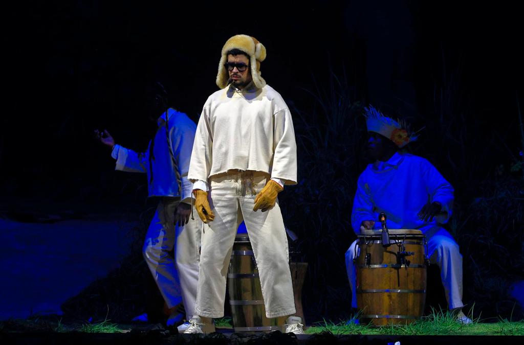 AME9763. SAN JUAN (PUERTO RICO), 18/09/2025.- Fotografía del 14 de septiembre de 2025 del artista puertorriqueño Bad Bunny cantando, en San Juan (Puerto Rico). Bad Bunny, no contento con dejar en Puerto Rico un impacto económico estimado en 713 millones de dólares, según un estudio difundido por la firma Gaither International, al referirse a su exitosa serie de 30 conciertos en la isla, ahora plantea, junto a Amazon Music, una iniciativa que abarca educación, nuevas tecnologías, empoderamiento cultural y desarrollo económico. EFE/Thais Llorca