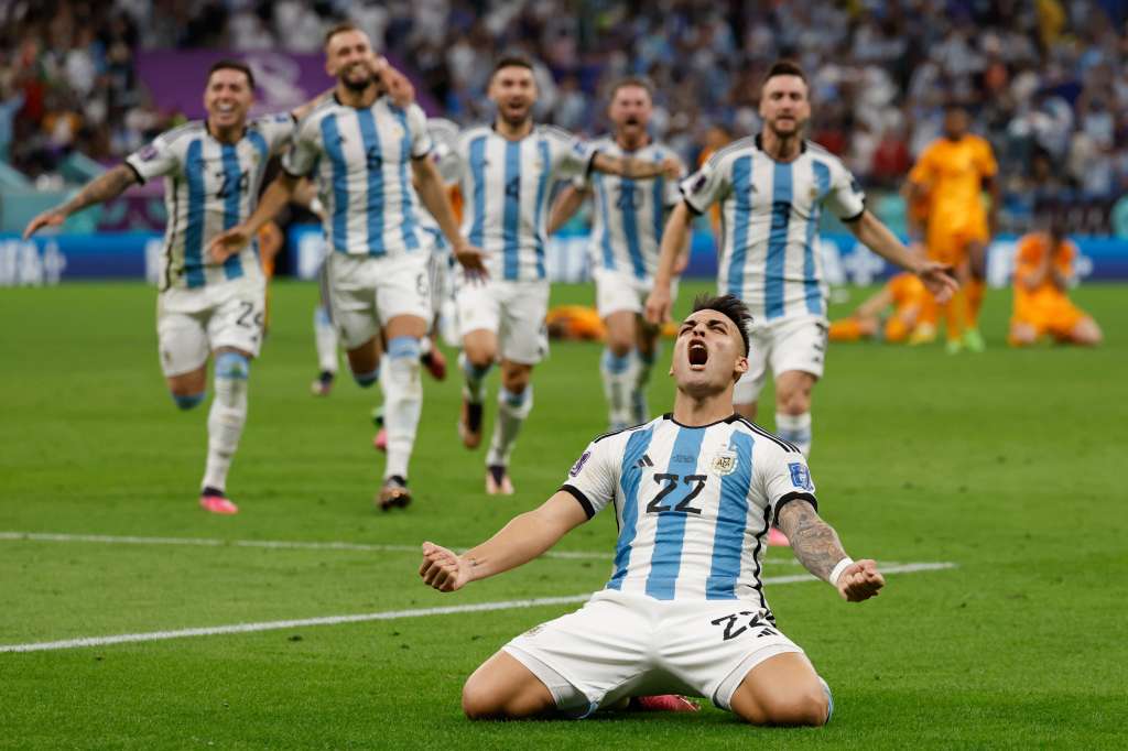 -FOTODELDÍA- GR5722. RAYÁN (CATAR), 09/12/2022.- Lautaro Martínez de Argentina celebra al ganar la serie de penaltis hoy, en un partido de los cuartos de final del Mundial de Fútbol Qatar 2022 entre Países Bajos y Argentina  en el estadio de Lusail (Catar). EFE/ JJ Guillén