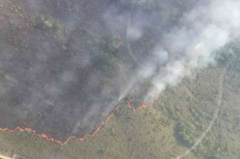 Intentan controlar incendio forestal en La Macarena, Meta