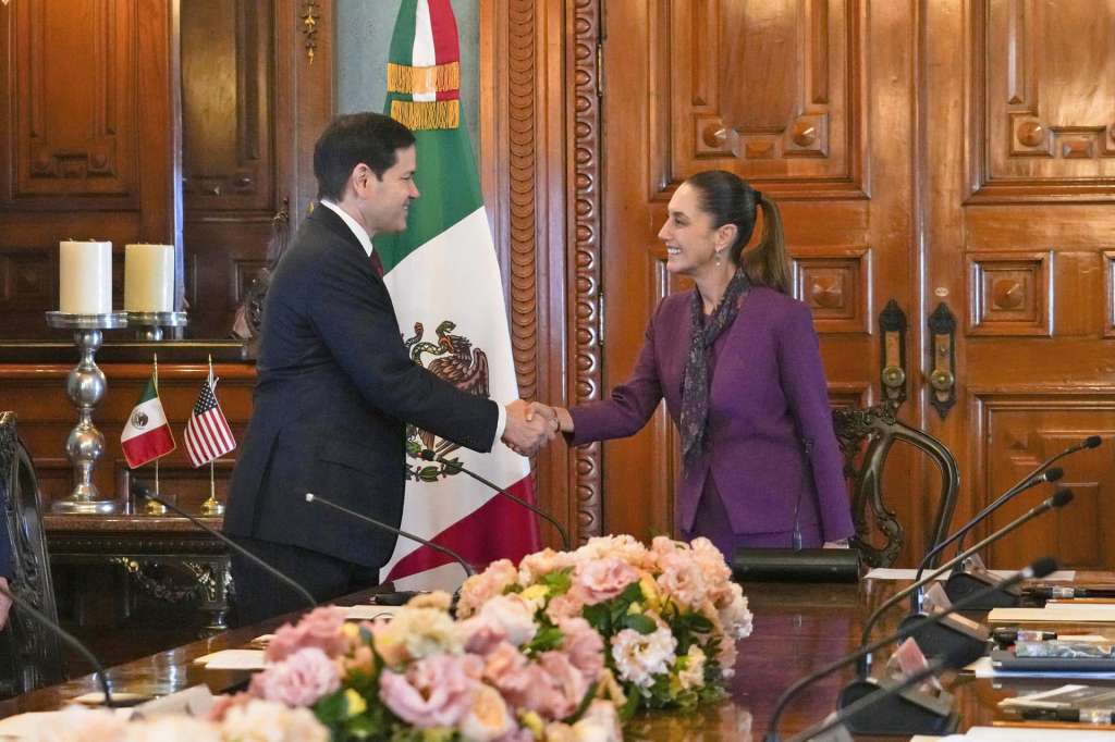 MEX1601. CIUDAD DE MÉXICO (MÉXICO), 03/09/2025.- Fotografía cedida este miércoles por la Presidencia de México, que muestra a la mandataria, Claudia Sheinbaum (d), saludando al secretario de Estado, Marco Rubio (i), a su llegada a una reunión en Palacio Nacional de la Ciudad de México (México). La presidenta de México, Claudia Sheinbaum, recibió este miércoles al secretario de Estado, Marco Rubio, en el Palacio Nacional, donde mantendrán una reunión sobre la cooperación en diversos frentes, con especial énfasis en la lucha contra el crimen organizado en un momento en que Washington ha redoblado su ofensiva contra los cárteles de la droga. EFE/ Presidencia de México /SOLO USO EDITORIAL/ NO VENTAS/ SOLO DISPONIBLE PARA ILUSTRAR LA NOTICIA QUE ACOMPAÑA (CRÉDITO OBLIGATORIO)