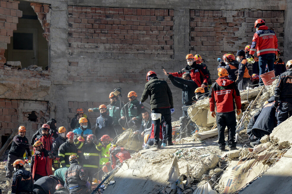 Los equipos de rescate también buscan supervivientes en un edificio de cinco plantas que se derrumbó en una aldea a unos 30 kilómetros de Elazig, constató la AFP. Una persona fue sacada viva de entre los escombros. / AFP
