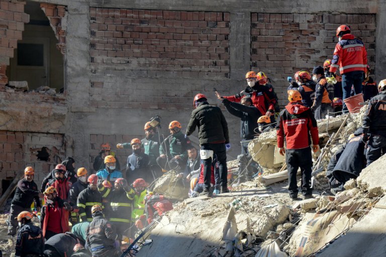Terremoto en Turquía deja hasta ahora 22 muertos y más de 1000 heridos