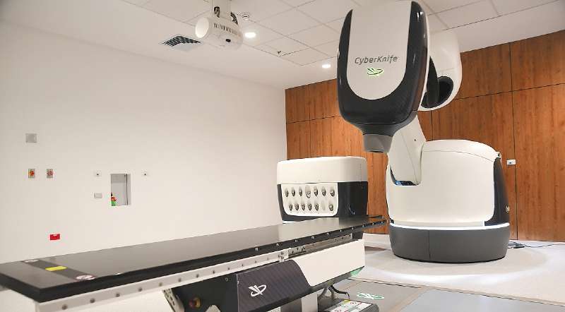 El CyberKnife S7, un sistema que permite administrar altas dosis de radiación a tumores con altísima precisión.
