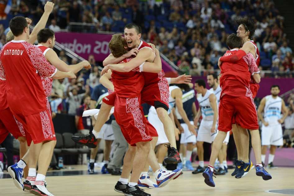 Los rusos celebran la obtención del bronce olímpico en el baloncesto / EFE