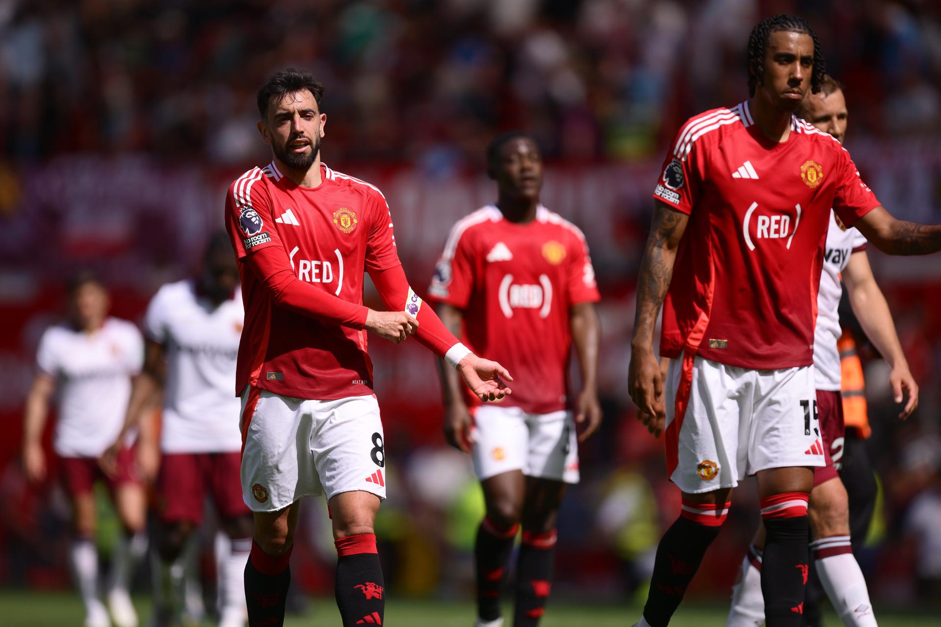 MANCHESTER (United Kingdom), 11/05/2025.- Manchester United's Bruno Fernandes at half time during the English Premier League soccer match between Manchester United and West Ham United, in Manchester, Britain, 11 May 2025. (Reino Unido) EFE/EPA/GARY OAKLEY EDITORIAL USE ONLY. No use with unauthorized audio, video, data, fixture lists, club/league logos, 'live' services or NFTs. Online in-match use limited to 120 images, no video emulation. No use in betting, games or single club/league/player publications.