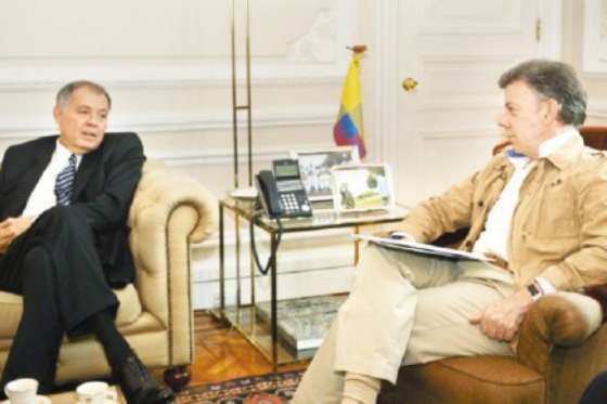 El procurador Ordóñez (izq.) cuestionó el viernes al presidente Santos, recordándole que fue elegido para respetar la Constitución, “no para derrocarla”. / SIG-Archivo