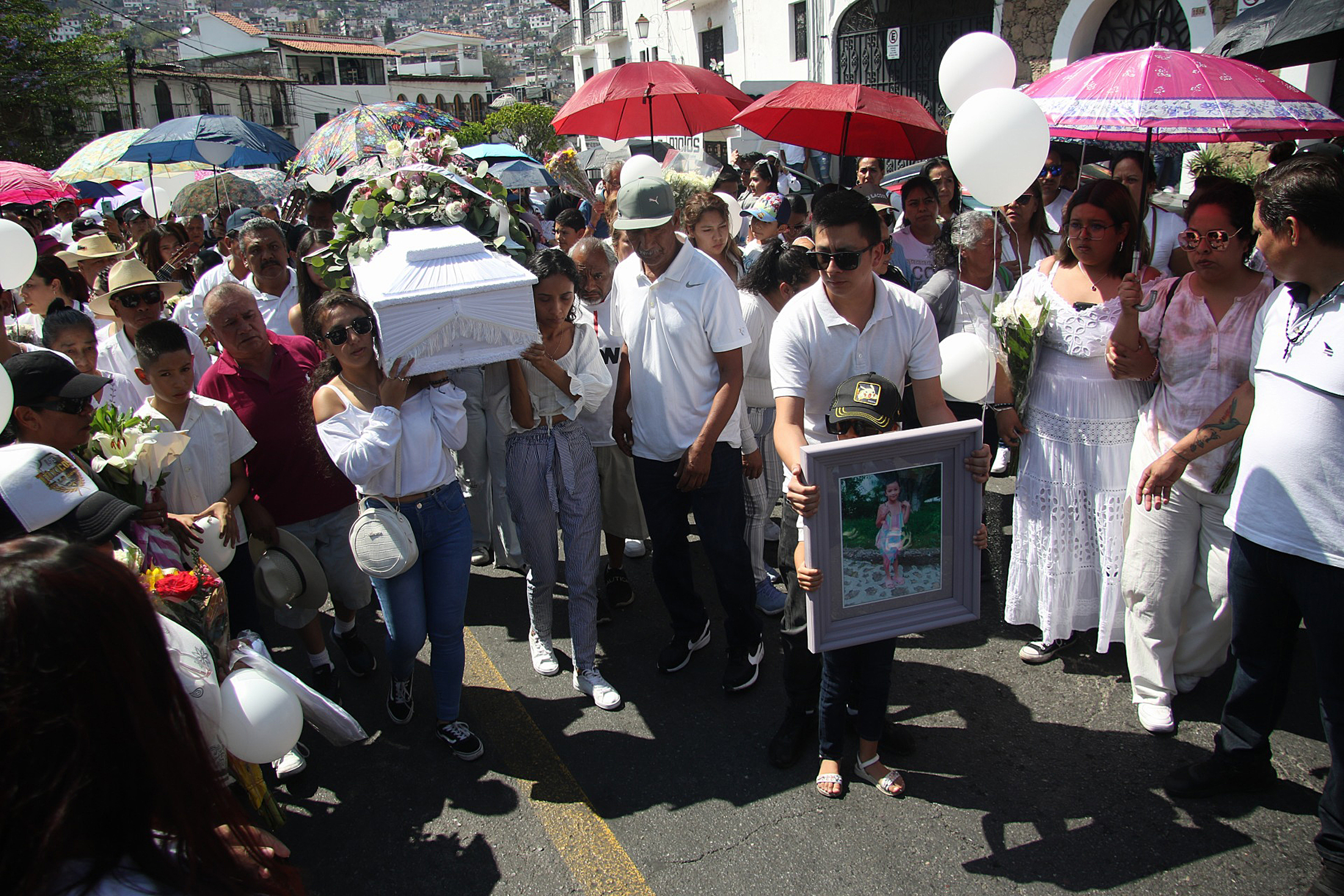 MEX3108. TAXCO (MÉXICO), 29/03/2024.- Familiares y amigos despiden a la niña Camila Gómez Ortega este viernes, quien fue asesinada en el municipio de Taxco en Guerrero (México). La candidata presidencial de la oposición mexicana Xóchitl Gálvez pidió este viernes justicia por el asesinato de una niña de 8 años y el linchamiento de una de sus presuntas agresoras en Taxco de Alarcón, municipio del sureño estado de Guerrero. EFE/José Luis de la Cruz