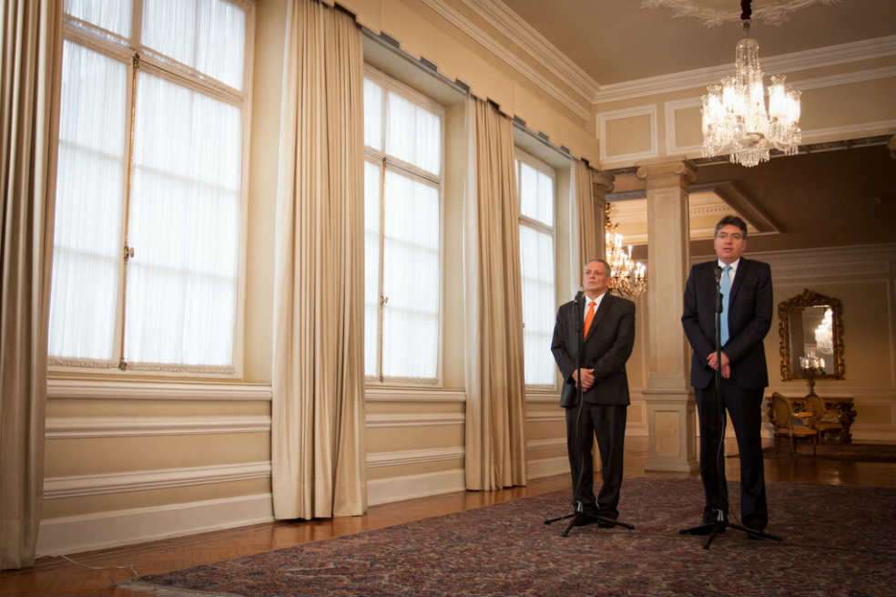 El ministro de Hacienda, Mauricio Cárdenas (der.) anunció que el excodirector del Emisor, Juan J. Echavarría (izq.), presidirá la comisión cafetera. / Cortesía