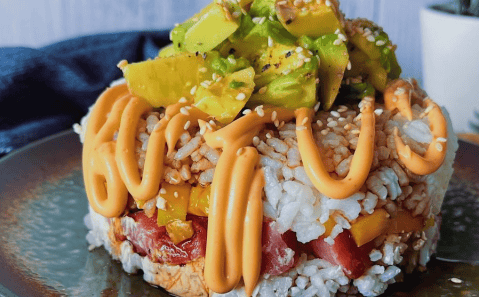 En 45 minutos lleva a la mesa este sushi “cake”