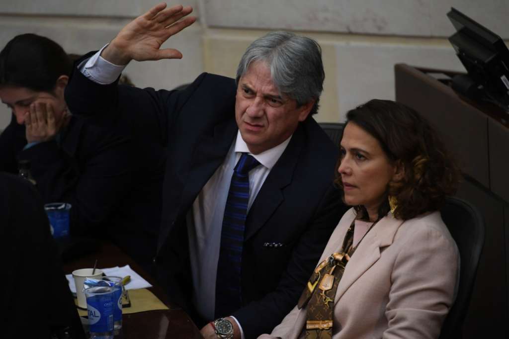 Jaime Amín, consejero presidencial para la Política, y Nancy Patricia Gutiérrez, ministra del Interior, llegaron a la sesión para defender las objeciones.Cristian Garavito - El EspectadorAsí las cosas, la única vía que se veía posible era continuar con el debate sin los recusados, pero había sectores que no estaban de acuerdo. En medio de esas tensiones, se votó un impedimento presentado por Uribe, en el que pedía que se “revocara” su situación de 2017, pues consideraba que, como no se iba a discutir la estatutaria completa, ya no se configuraba una inhabilidad para votar. Con 53 votos a favor y 14 en contra, el impedimento de Uribe fue negado, sin embargo, a raíz de la recusación de Barreras, el expresidente no podría votar. Lo mismo ocurrió con el impedimento del senador Mejía, que le fue negado en esta nueva ocasión, luego de pedir la reapertura de la votación.