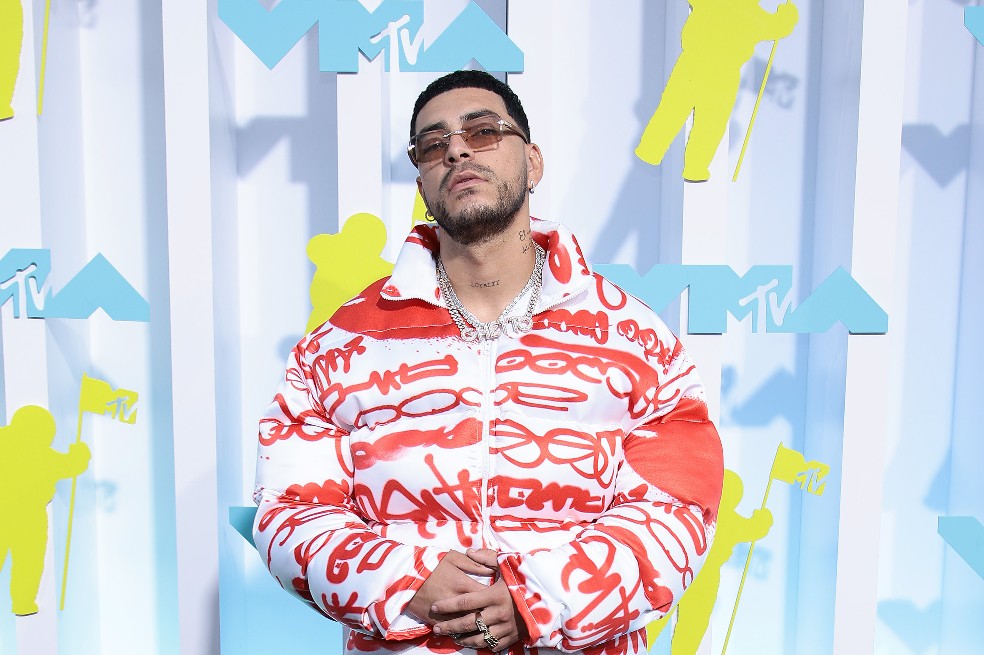 ¡La comodidad ante todo! Mientras la mayoría de los artistas escogieron elegantes trajes, el cantante Ryan Castro optó por un look un poco más relajado.