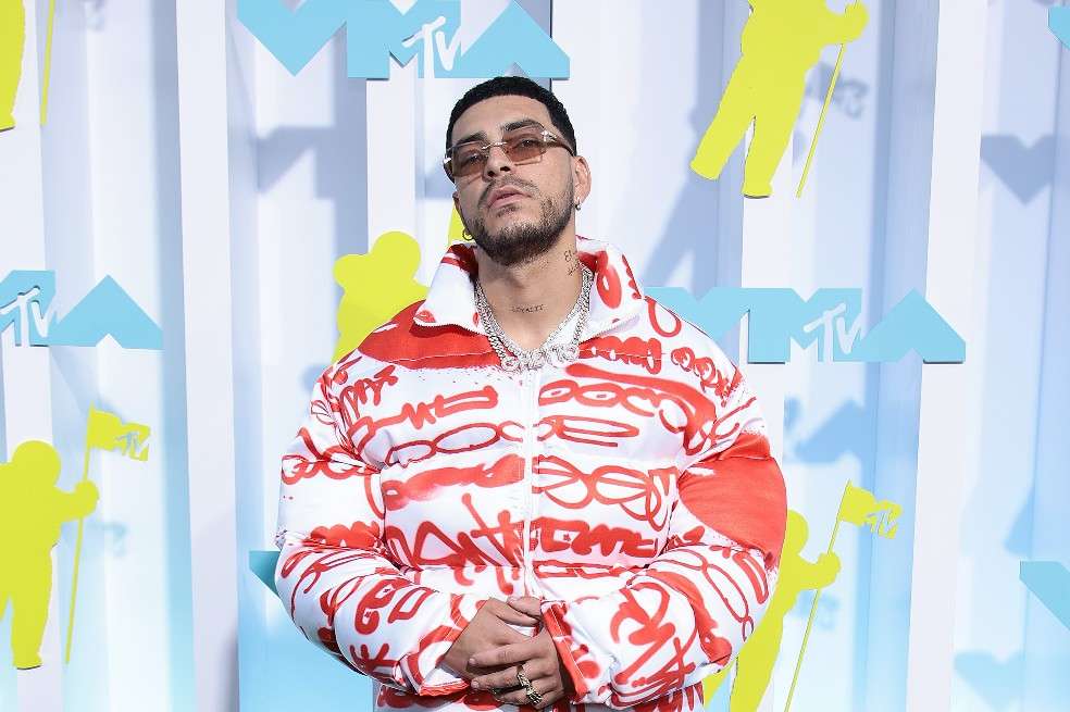 ¡La comodidad ante todo! Mientras la mayoría de los artistas escogieron elegantes trajes, el cantante Ryan Castro optó por un look un poco más relajado.