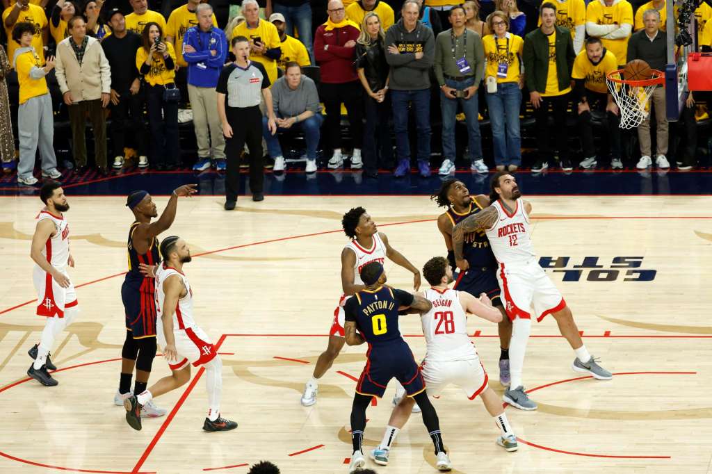 SAN FRANCISCO (United States), 29/04/2025.- Golden State Warriors forward Jimmy Butler III (2-L) makes his second free throw basket against the Houston Rockets with four seconds left in the NBA Western Conference First Round playoff game four between the Houston Rockets and the Golden State Warriors in San Francisco, California, USA, 28 April 2025. (Baloncesto) EFE/EPA/JOHN G. MABANGLO SHUTTERSTOCK OUT