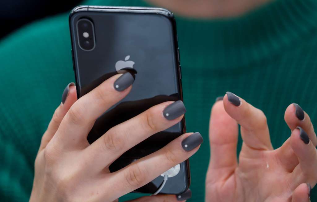 EPA2323. MOSCÚ (RUSIA), 16/06/2022.-Fotografía fechada el 12 de septiembre de 2018 de una persona con un iPhone, en Moscú (Rusia). Digamos que usted decidió migrar de Android a iOS y se compró el iPhone 13 Pro Max, pero a la hora de bajar WhatsApp le tocaba pasar los datos de los contactos uno a uno... ¡qué pereza!Bueno, pues esto se va a acabar pronto según un anuncio de Apple que señala que los datos de las cuentas de WhatsApp ya pueden transferirse cuando un usuario cambia un teléfono con sistema operativo Android por un iPhone, que usa iOS. Este es uno de los clics tecnológicos de la semana en américa. EFE/ Sergei Ilnitsky