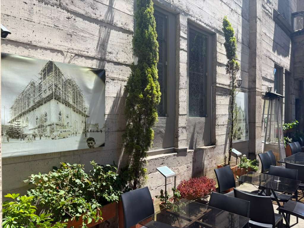 El café Tazzioli, situado en la torre nororiental de la Catedral de Manizales, combina la majestuosidad de la arquitectura gótica con los sabores locales.