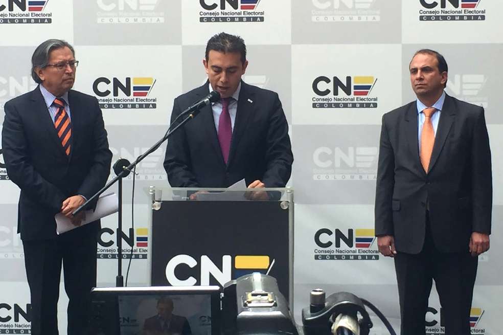 El presidente del Consejo Nacional Electoral, Alexánder Vega (centro), explicó que la corporación velará por la transparencia e igualdad en la campaña por el plebiscito.