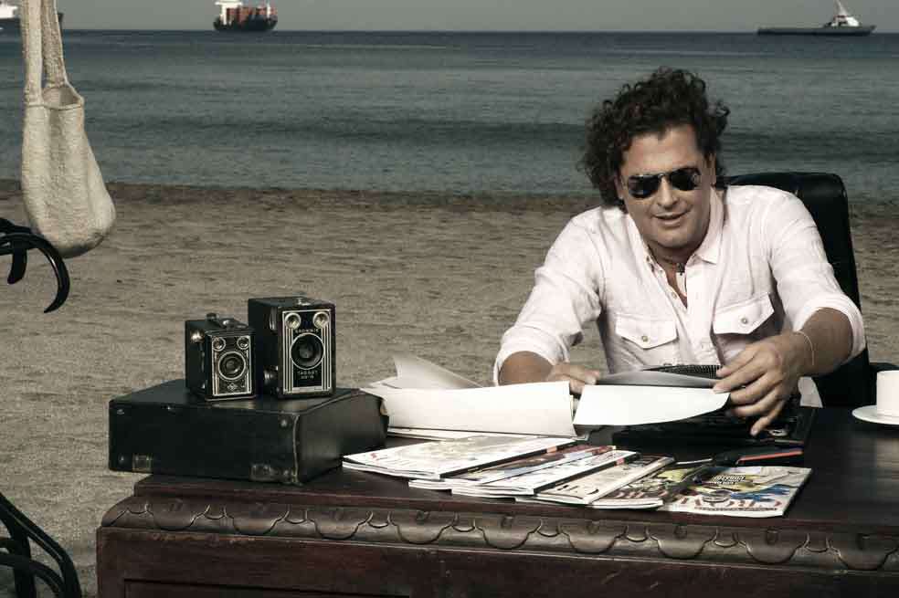 En las playas de El Rodadero, donde jugó fútbol de niño y conoció a los indígenas, Carlos Vives empezó su viaje mágico por Colombia, como director invitado de ‘Cromos’. / Hernán Puentes