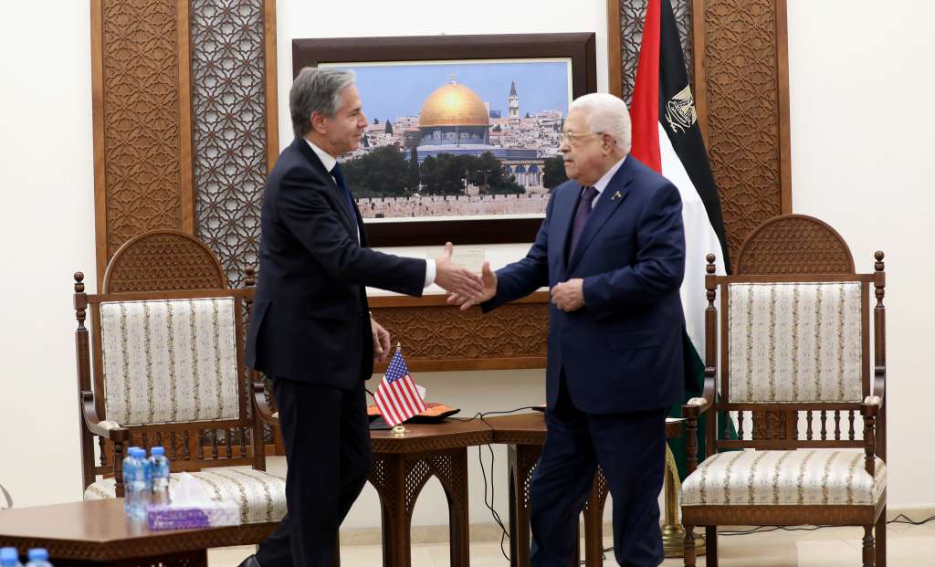 Ramallah (--), 05/11/2023.- US Secretary of State Antony Blinken (L) meets with Palestinian President Mahmoud Abbas (R) in the West Bank city of Ramallah, 05 November 2023. Blinken travels to Ramallah following a visit to Tel Aviv and Amman, where he had talks on the Israel-Hamas conflict, including efforts to secure the immediate release of hostages and humanitarian assistance entering Gaza, the US State Department said. (Ramala) EFE/EPA/ALAA BADARNEH / POOL