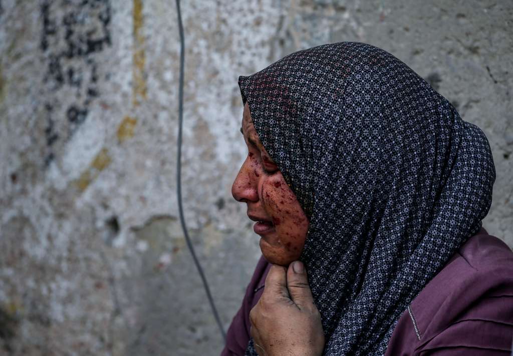 Gaza City (---), 23/10/2023.- An injured Palestinian woman weeps after losing her son in Israeli air strikes on Gaza City, 23 October 2023. More than 4,700 Palestinians and over 1,400 Israelis have been killed, according to the Israel Defense Forces (IDF) and the Palestinian health authority, since Hamas militants launched an attack against Israel from the Gaza Strip on 07 October. EFE/EPA/MOHAMMED SABER