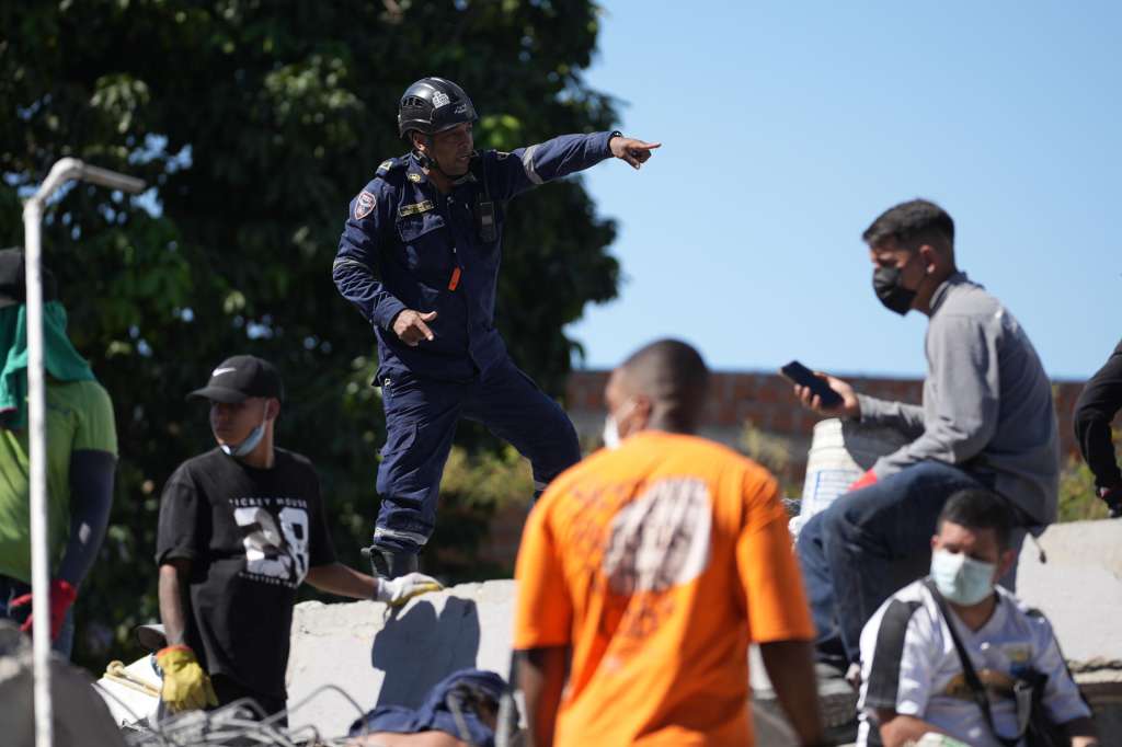 AME7690. CALI (COLOMBIA), 10/08/2026.- Personas trabajan en labores de rescate en una edificación colapsada por el terremoto de magnitud 7,4 que sacudió al país este lunes, en Cali (Colombia). EFE/ Ernesto Guzmán Jr