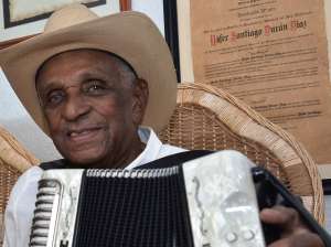 Náfer Durán: un caballero de sombrero y acordeón 